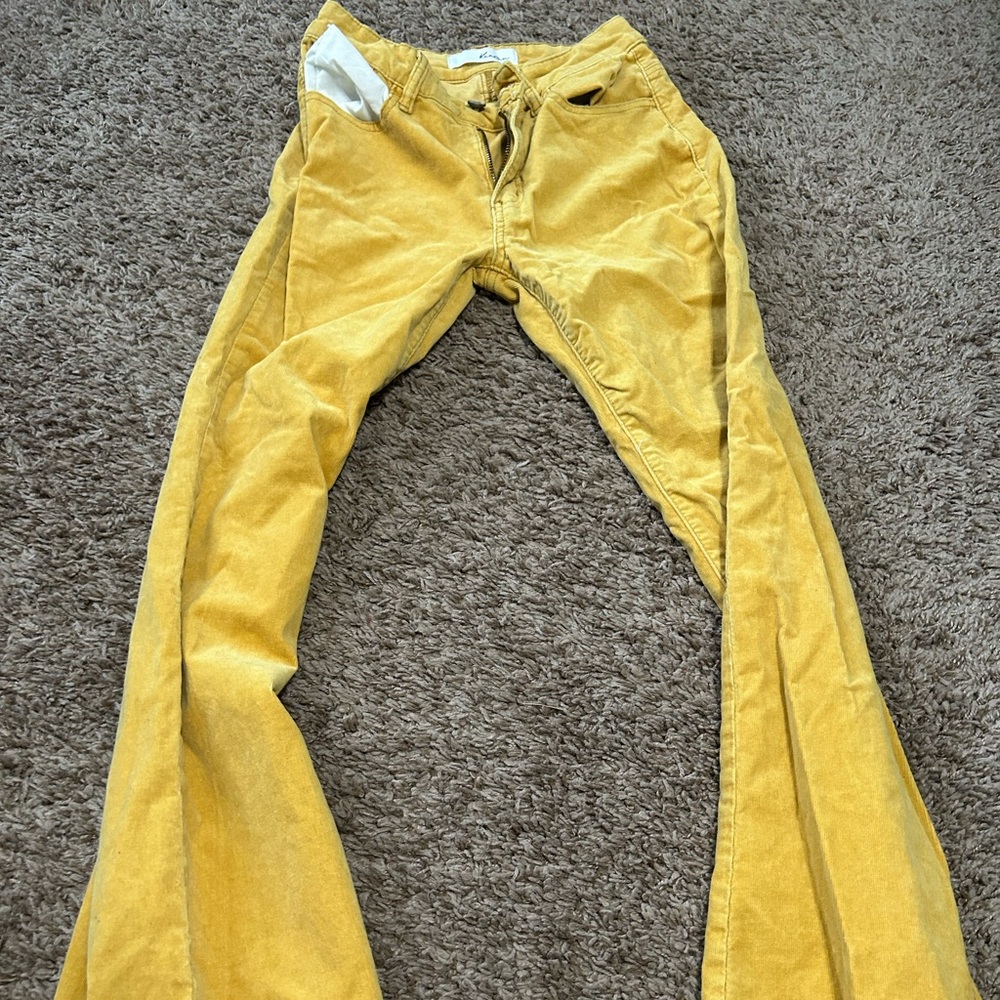 Yellow corduroy pants from Kancan
Some sines of wear
Great condition